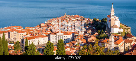 Panoramablick über die malerische Altstadt von Piran in Slowenien am Morgen. Luftaufnahme. Stockfoto
