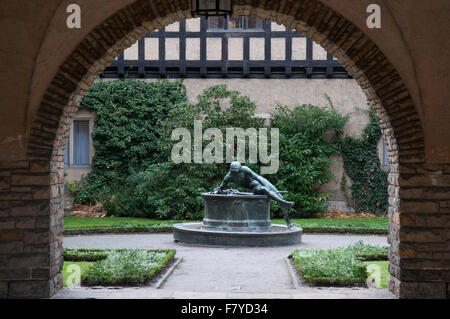 Ein Garten im Innenhof im Schloss Cecilienhof, Potsdam, Deutschland Stockfoto