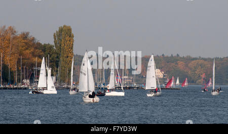 Berliner verbringen ein Herbstwochenende Segeln auf dem Wannsee Wasserstraßen Stockfoto