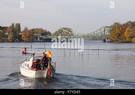 Bootfahren auf der Havel, in der Nähe der Glienicker Brücke, Schauplatz des Kalten Krieges gefangen Austausch. Potsdam und Berlin, Deutschland Stockfoto