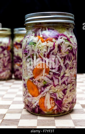 hausgemachte kultivierten oder fermentierte Gemüse in einem Glas auf einem dunklen Hintergrund Stockfoto