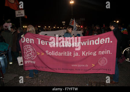 Berlin, Deutschland. 3. Dezember 2015. Demonstration gegen deutsche militärische Intervention in Syrien. Berlin, Deutschland. Stockfoto