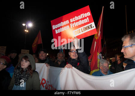 Berlin, Deutschland. 3. Dezember 2015. Demonstration gegen deutsche militärische Intervention in Syrien. "Bomben nicht Frieden bringen" Stockfoto