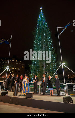 London, UK.  3. Dezember 2015.  VIPs auf der Bühne während der jährlichen Entzündung der feierlichen Weihnachtsbaum Lichter auf dem Trafalgar Square.  Der Baum wird von der Stadt Oslo für die Menschen in London jährlich als Zeichen der Dankbarkeit für die Unterstützung Großbritanniens während des zweiten Weltkriegs gestiftet. Bildnachweis: Stephen Chung / Alamy Live News Stockfoto