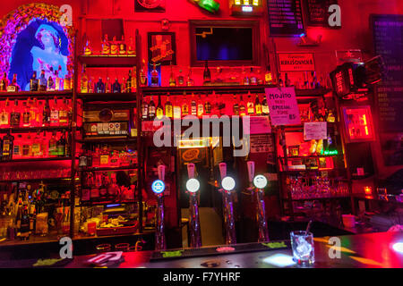 Prager Pub Interieur Prager Bar 'Chapeau Rouge' berühmte Bar in der Altstadt von Prag Nachtleben Stockfoto