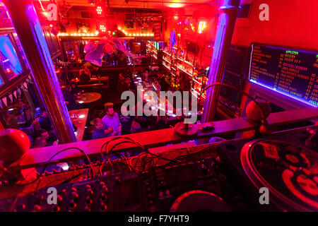 Beliebte Prager Pub Interieur Club Chapeau Rouge Bar Stockfoto