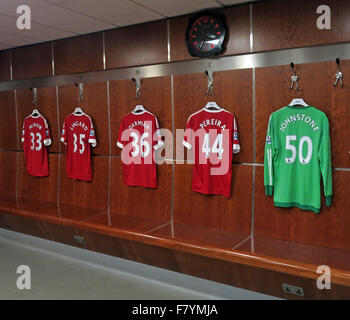 Mix von MUFC Hemden Aufhängen in MUFC Ankleidezimmer mit MUFC Uhr, Old Trafford, Manchester Stockfoto