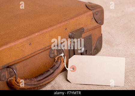 Vintage braun Leder Koffer, mit eine leere Adressetikett auf den Griff. Stockfoto