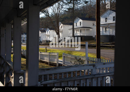 Cass, West Virginia - Häuser in einer Firma-Stadt im Jahre 1900 durch die West Virginia Zellstoff- und Papierfabrik gegründet. Stockfoto