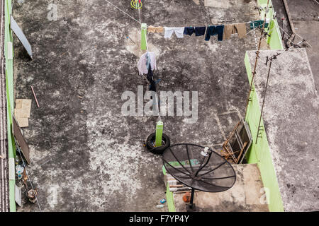 Armen Slums und Heimbereich Fassade in die Stadt Bangkok, Thailand Stockfoto