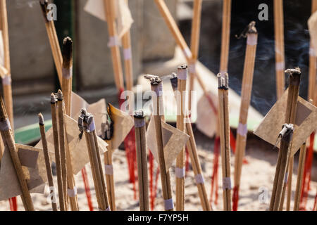 Weihrauch-sticks im Wat Phra Kaew, ein buddhistischer Tempel von Bangkok, thailand Stockfoto