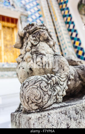 Chinesischer Hund oder Löwe Skulptur im Wat Phra Kaeo, der Tempel des Smaragd-Buddha, Bangkok, Thailand. Stockfoto