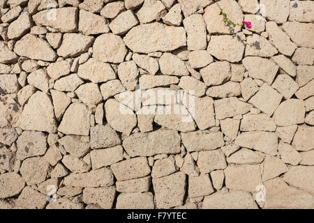 Tuff Steinmauer Hintergrund - gepflastert Natursteinmauer Stockfoto