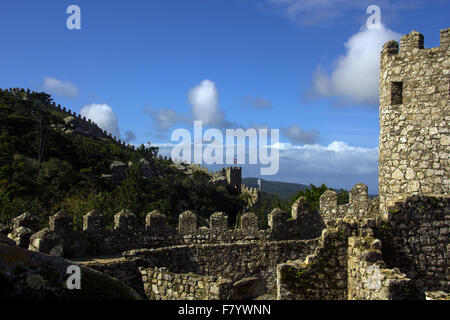 Die maurische Burg stammt aus dem 10. Jahrhundert - in der Zivilgemeinde von Santa Maria e São Miguel. Stockfoto