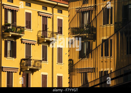 Ein Gebäude spiegelt sich in einem anderen - in Sesto San Giovanni, Milan Stockfoto