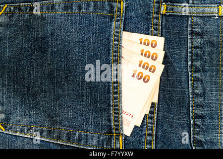 Thai 100 Baht Geld Geldschein in Jeans-Tasche Stockfoto