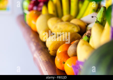 verschiedene lebendige farbige Früchte auf den Verkauf in einem thailändischen Obststand Stockfoto