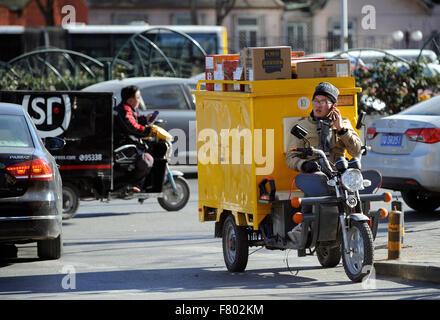 Zwei Express-Versand elektrische Dreiräder Shuttle in den Straßen in Peking, China. 2015 Stockfoto