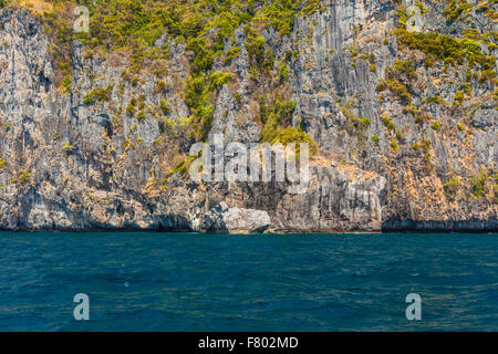 Den majestätischen Klippen tropischen Paradies in Phi Phi Island, Thailand, im Sommer Stockfoto