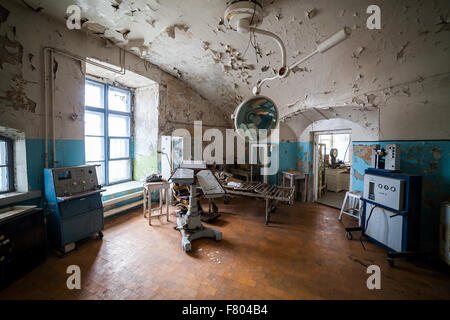 Seltsame OP-Saal im verlassenen Gefängnis in Tallinn Stockfoto