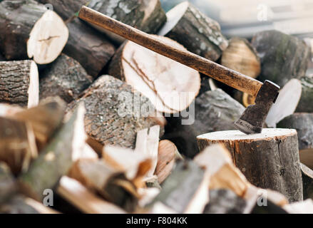 Axt stecken in einem Baumstumpf Stockfoto