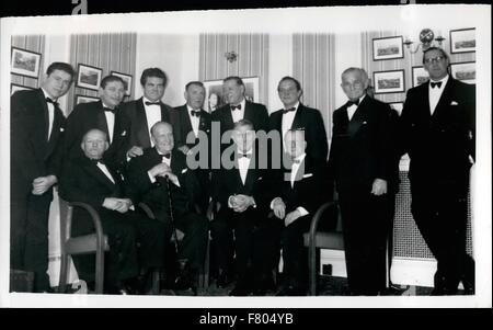 1981 - George Carpenter ist Ehrengast bei der National Sporting Club Abendessen.: George Carpenter, ein Zeit-Schwergewichts-Champion der Welt, war Ehrengast beim National Sporting Club Dinner für die Vergangenheit und Gegenwart Boxweltmeister im Cafe Royal heute Abend. Das Foto zeigt ein Get-together der berühmte Boxweltmeister, Vergangenheit und Gegenwart an diesem Abend gesehen. (L. nach R. stehend) Terry Downs, der gegenwärtige britische Mittelgewichts-Champion, Harry Mizler, Freddie Mills, Tommy Miligan, Len Harvey, Kid Berg, Ted Broadribb und Jack Peterson. (V.l.) Jimmy Wilde, Bombardier Bil Stockfoto