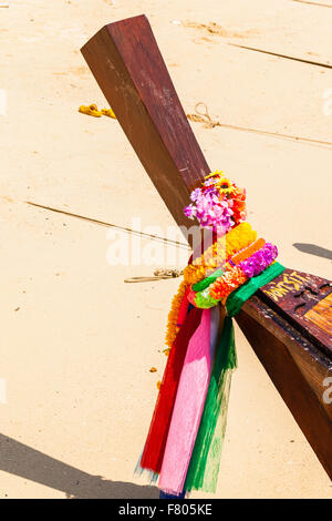 Der Bogen von einer traditionellen thailändischen Longtail-Boot verziert mit Bändern und gelbe Blumen als ein Talisman Stockfoto