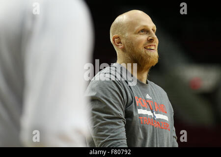 Portland, Oregon, USA. 3. Dezember 2015. CHRIS KAMAN (35) erwärmt sich. Die Portland Trail Blazers veranstaltete die Indiana Pacers im Moda Center. Foto von David M. Blair Credit: David Blair/ZUMA Draht/Alamy Live-Nachrichten Stockfoto