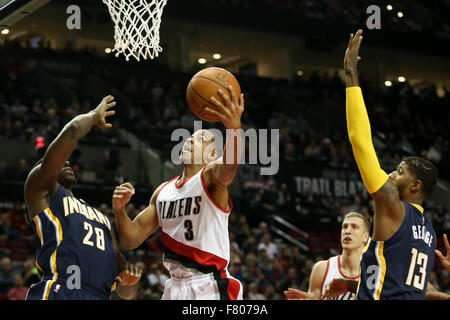 Portland, Oregon, USA. 3. Dezember 2015. CJ MCCOLLUM (3) Laufwerke auf den Reifen. Die Portland Trail Blazers veranstaltete die Indiana Pacers im Moda Center. Foto von David M. Blair Credit: David Blair/ZUMA Draht/Alamy Live-Nachrichten Stockfoto