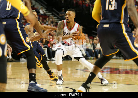 Portland, Oregon, USA. 3. Dezember 2015. DAMIAN LILLARD (0) Laufwerke auf den Reifen. Die Portland Trail Blazers veranstaltete die Indiana Pacers im Moda Center. Foto von David M. Blair Credit: David Blair/ZUMA Draht/Alamy Live-Nachrichten Stockfoto