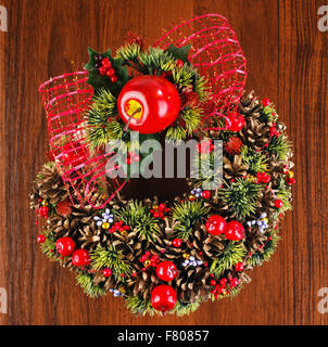 Adventskranz mit roten und goldenen Christbaumkugel Dekorationen Stockfoto