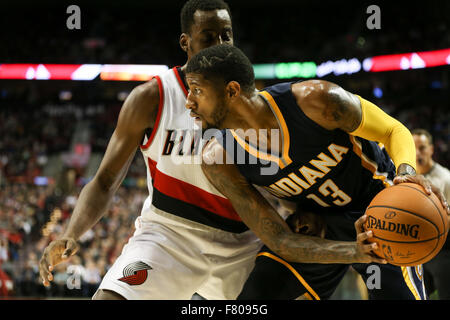 Portland, Oregon, USA. 3. Dezember 2015. PAUL GEORGE (13) sieht zu fahren. Die Portland Trail Blazers veranstaltete die Indiana Pacers im Moda Center. Foto von David M. Blair Credit: David Blair/ZUMA Draht/Alamy Live-Nachrichten Stockfoto