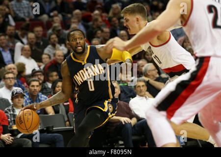 Portland, Oregon, USA. 3. Dezember 2015. CJ MILES (0) sieht um zu übergeben. Die Portland Trail Blazers veranstaltete die Indiana Pacers im Moda Center. Foto von David M. Blair Credit: David Blair/ZUMA Draht/Alamy Live-Nachrichten Stockfoto