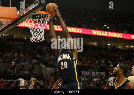 Portland, Oregon, USA. 3. Dezember 2015. IAN MAHINIMI (28) tunkt den Ball. Die Portland Trail Blazers veranstaltete die Indiana Pacers im Moda Center. Foto von David M. Blair Credit: David Blair/ZUMA Draht/Alamy Live-Nachrichten Stockfoto