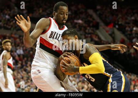 Portland, Oregon, USA. 3. Dezember 2015. PAUL GEORGE (13) Laufwerke in den Warenkorb legen. Die Portland Trail Blazers veranstaltete die Indiana Pacers im Moda Center. Foto von David M. Blair Credit: David Blair/ZUMA Draht/Alamy Live-Nachrichten Stockfoto