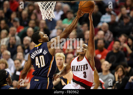 Portland, Oregon, USA. 3. Dezember 2015. CJ MCCOLLUM (3) Laufwerke auf den Reifen. Die Portland Trail Blazers veranstaltete die Indiana Pacers im Moda Center. Foto von David M. Blair Credit: David Blair/ZUMA Draht/Alamy Live-Nachrichten Stockfoto