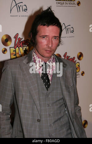 Datei. 3. Dezember 2015. SCOTT WEILAND, am besten bekannt als der Lead-Sänger für Stone Temple Pilots und Velvet Revolver "in seinem Schlaf während auf einer Tourstopp in Bloomington, Minnesota verstorben ist." Der Sänger wandte sich 48 am 27. Oktober. Weiland lange litt Drogenmissbrauch Fragen. Im Bild: 19. Februar 2010 - Hollywood, Kalifornien, Vereinigte Staaten von Amerika - K64384EG. Premiere des Cirque du Soleil '' Viva ELVIS''. Das Aria Resort Hotel im City Center in Las Vegas, Nevada 19.02.2010. Scott Weiland(Credit Image: © Ed Geller/Globe Photos/ZUMApress. Bildnachweis: ZUMA Press, Inc./Alamy Live-Nachrichten Stockfoto