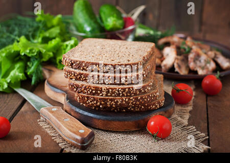 Vollkorn-Roggenbrot mit Kleie und Samen auf Holztisch, gesunde eatin Stockfoto