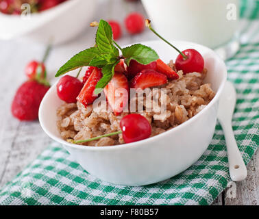 Haferflocken-Porridge mit Beeren in eine Schüssel weiß Stockfoto