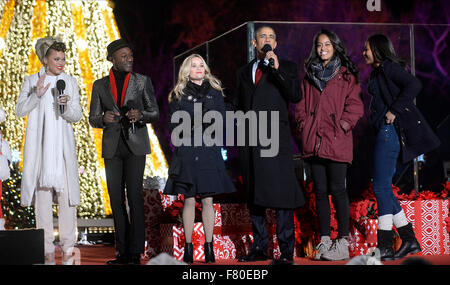 Washington, DC. 3. Dezember 2015. US-Präsident Barack Obama spricht als (L-R) Sänger Andra Tag, Loe Blacc, Schauspielerin Reese Witherspoon und Töchtern Malia und Sasha, die von der Bühne während der National Christmas Tree Beleuchtungszeremonie auf der Ellipse südlich des weißen Hauses 3. Dezember 2015 in Washington, DC zu suchen. Die Beleuchtung des Baumes ist eine jährliche Tradition durch den Präsidenten und die erste Familie besuchte. Bildnachweis: Olivier Douliery/Pool über CNP - NO WIRE SERVICE - Credit: Dpa/Alamy Live-Nachrichten Stockfoto