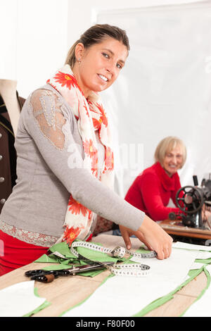 zwei glückliche Näherinnen arbeiten im Ladengeschäft taylor Stockfoto