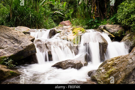 Ein Wasserfall im Mae Sa Tal in der Nähe von Chiang Mai, Thailand. Stockfoto