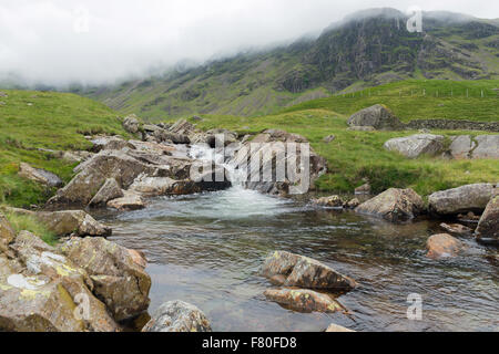 Wolke rollt über die Klippen wie saure Milch Gill seinen Weg zu Saethwaite in den Cumbrian Lake District macht Stockfoto