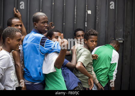 Roma, Italien. 4. Dezember 2015. Die Flüchtlinge im Baobab. Anlässlich des Jubiläums führt die Polizei in Rom einige Operationen, die öffentliche Ordnung betreffen, wo Baobab, das Flüchtlingszentrum war das Ziel, und die Flüchtlinge erhielten bis 4. Dezember 2015, den Platz zu Räumen. © Davide Bosco/Pacific Press/Alamy Live-Nachrichten Stockfoto