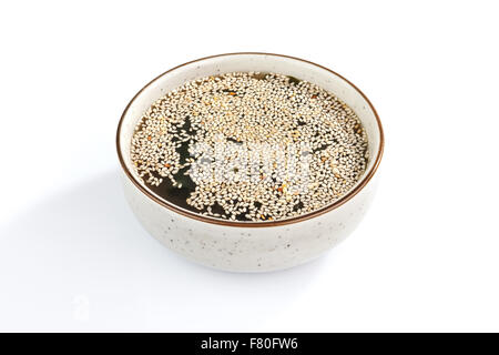 Pilzsuppe mit Algen auf weiß Stockfoto
