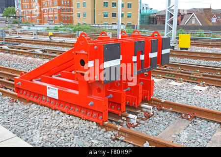 Eine gut sichtbare Reihe von Stahl hergestellt Stop Blöcke montiert auf den Strecken außerhalb eines Depots. Stockfoto