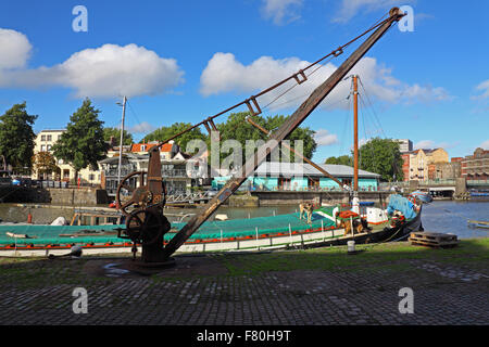 Eine sehr alte Wharf Seite Kran liegen im Leerlauf und suchen vernachlässigte Stockfoto