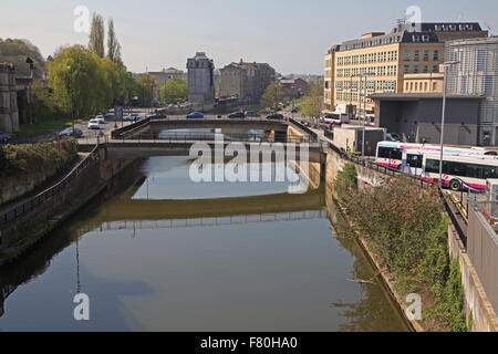 Blick entlang des Flusses mit Fahrzeuge überqueren auf den Brücken überspannt das ruhige Wasser. Stockfoto