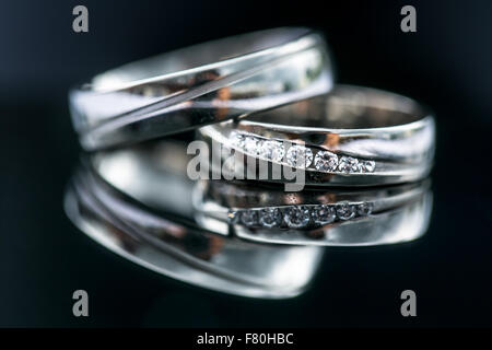 Details der Hochzeit Tag - zwei schöne goldene Hochzeit Ringe warten auf ihren Augenblick, mit einigen schönen Überlegungen Stockfoto