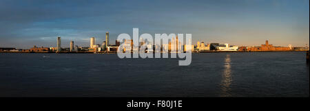 Liverpool Stadt aus den Mersey bei Sonnenuntergang, Großbritannien Stockfoto